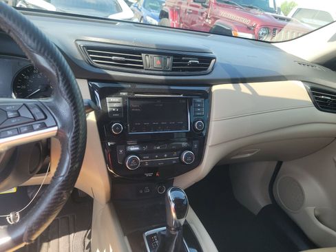 Used 2018 Nissan Rogue SV FWD image 13