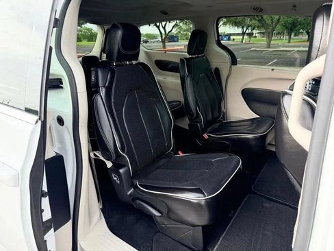 Used 2023 Chrysler Pacifica Limited FWD image 23