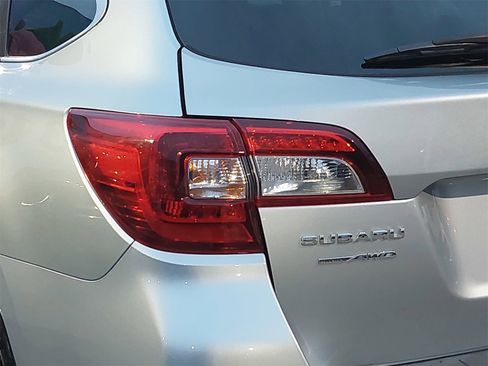 Used 2018 Subaru Outback 2.5i Limited image 35