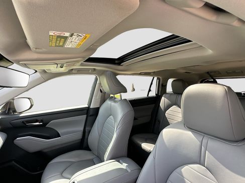 Used 2024 Toyota Highlander XLE FWD image 22