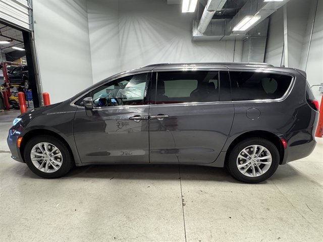 Used 2022 Chrysler Pacifica Touring AWD/4WD image 5