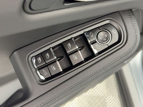 Certified 2026 Porsche Macan AWD/4WD image 13