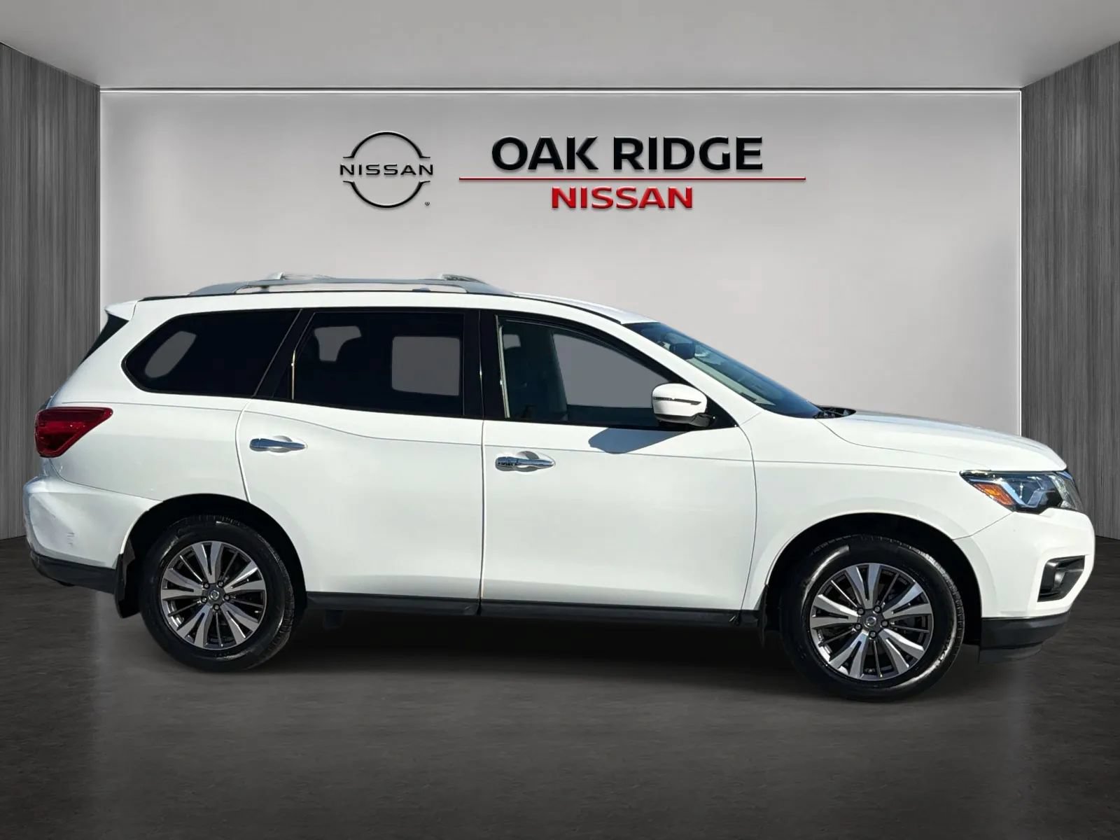 Used 2019 Nissan Pathfinder SV FWD image 2