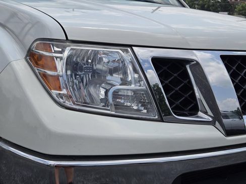 Used 2019 Nissan Frontier SL RWD image 2