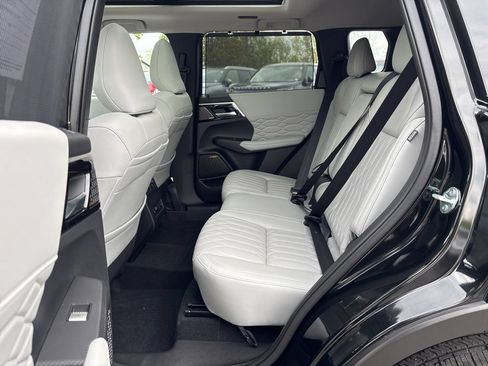 Used 2025 Mitsubishi Outlander AWD image 16