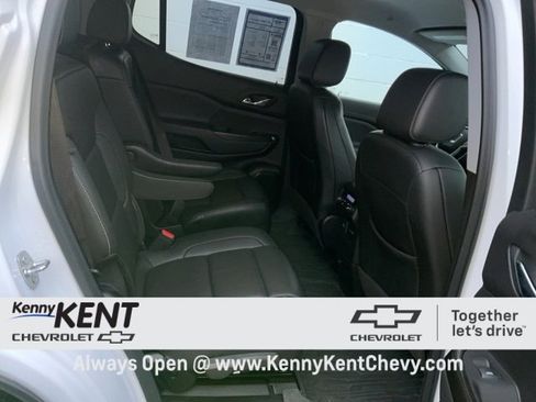 Certified 2023 GMC Acadia SLT w/ Preferred Package image 13