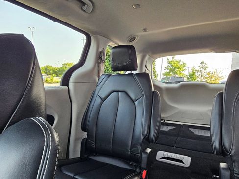 Used 2023 Chrysler Pacifica Touring-L FWD image 24