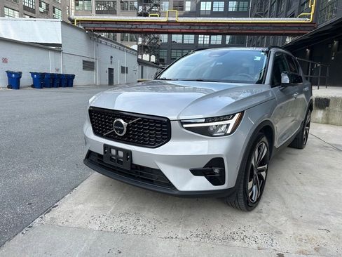 Certified 2025 Volvo XC40 B5 Plus image 3