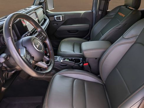 Used 2024 Jeep Gladiator Mojave AWD/4WD image 9