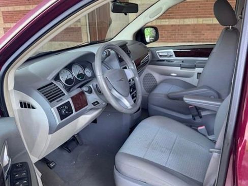 Used 2009 Chrysler Town & Country Touring FWD image 3