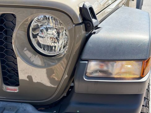 Used 2020 Jeep Gladiator Sport image 9