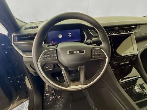 New 2025 Jeep Grand Cherokee Altitude image 11