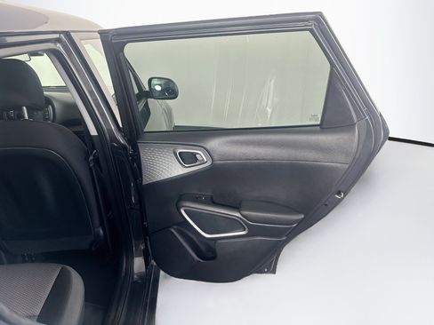 Used 2025 Kia Soul LX w/ LX Technology Package FWD image 29