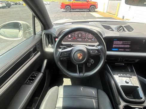 Used 2024 Porsche Cayenne S AWD/4WD image 3