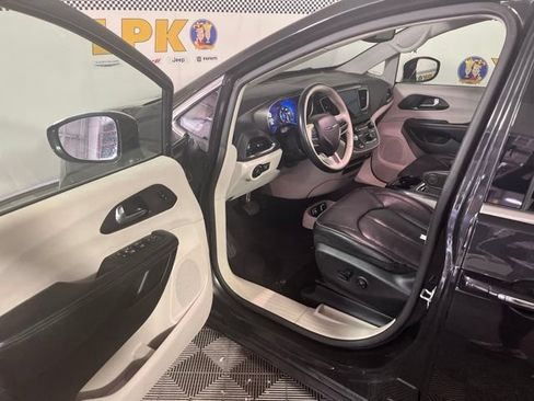 Used 2020 Chrysler Pacifica Limited FWD image 11