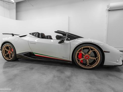 Used 2019 Lamborghini Huracan Performante AWD/4WD image 5