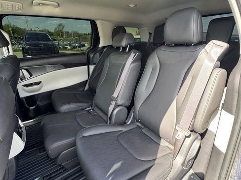Used 2024 Kia Carnival LX FWD image 12