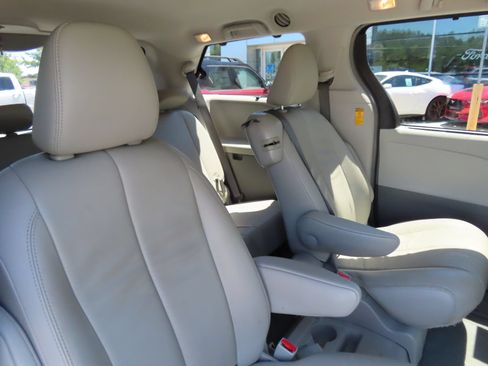 Used 2014 Toyota Sienna XLE FWD image 36