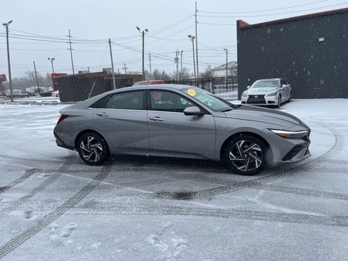 Used 2025 Hyundai Elantra SEL image 3