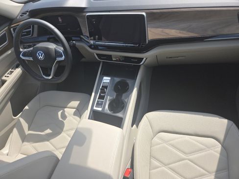 Used 2025 Volkswagen Atlas SE image 24