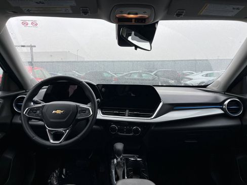Used 2025 Chevrolet Trax LT w/ LT Convenience Package image 32