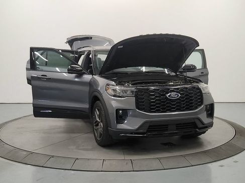 Used 2025 Ford Explorer ST-Line w/ ST-Line Street Pack AWD/4WD image 11