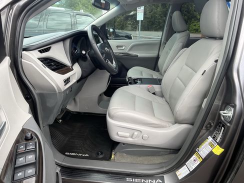 Used 2017 Toyota Sienna XLE w/ XLE Navigation Package AWD/4WD image 10