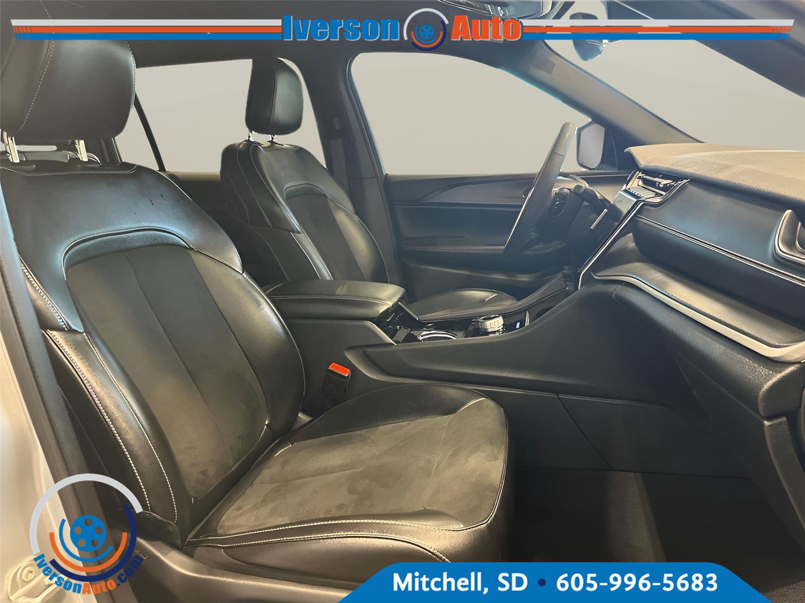 Used 2023 Jeep Grand Cherokee L Laredo AWD/4WD image 33