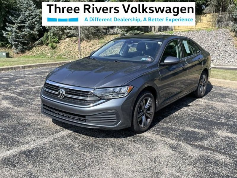 Used 2022 Volkswagen Jetta SE image 1