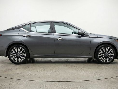 Used 2025 Nissan Altima 2.5 SV image 11