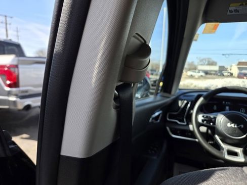 Used 2025 Kia Sportage LX image 31