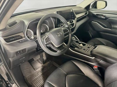 Certified 2024 Toyota Highlander XLE AWD/4WD image 9