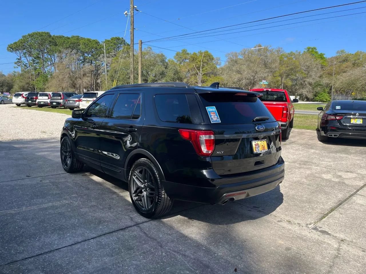Used 2017 Ford Explorer XLT w/ Equipment Group 202A FWD image 5