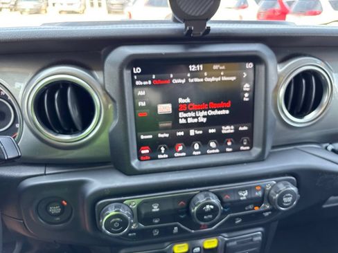 Used 2019 Jeep Wrangler Unlimited Sahara w/ Uconnect 4C Nav & Sound Group AWD/4WD image 13