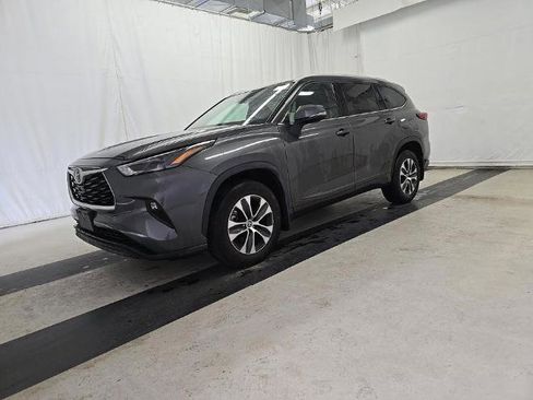 Used 2022 Toyota Highlander XLE AWD/4WD image 3