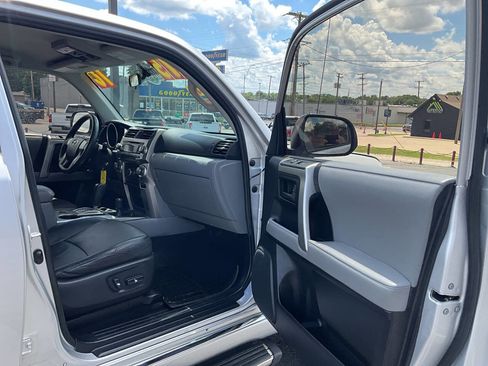 Used 2010 Toyota 4Runner SR5 AWD/4WD image 29