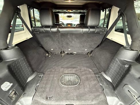 Used 2015 Jeep Wrangler Unlimited Sahara AWD/4WD image 9