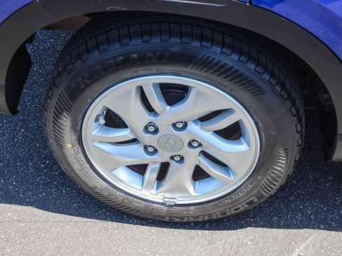 Certified 2024 Hyundai Venue SE FWD image 11