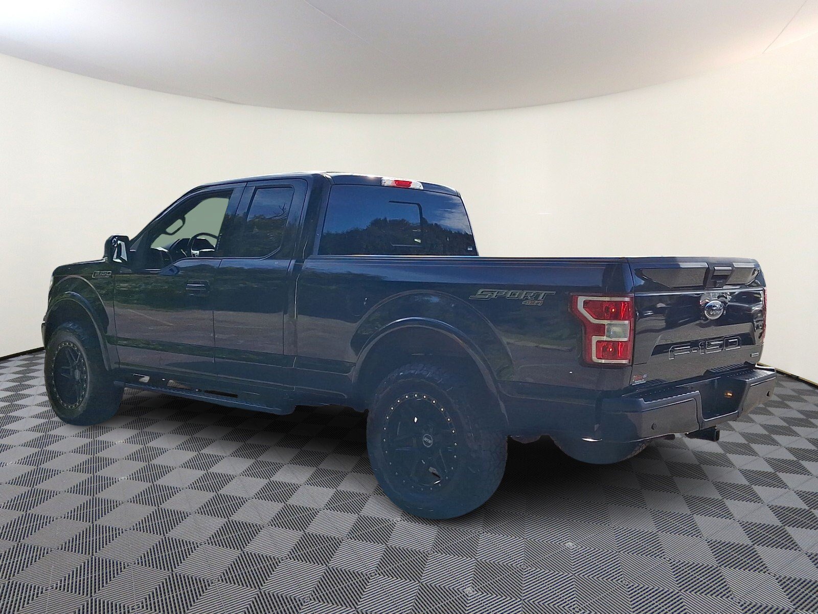 Used 2018 Ford F150 XLT w/ Equipment Group 302A Luxury AWD/4WD image 4