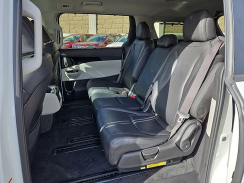 Certified 2023 Kia Carnival EX image 10