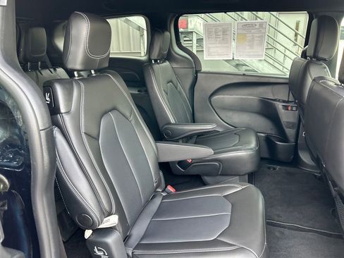 Used 2025 Chrysler Pacifica Select image 31