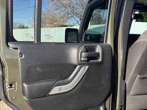 Used 2015 Jeep Wrangler Unlimited Sahara w/ Connectivity Group image 17