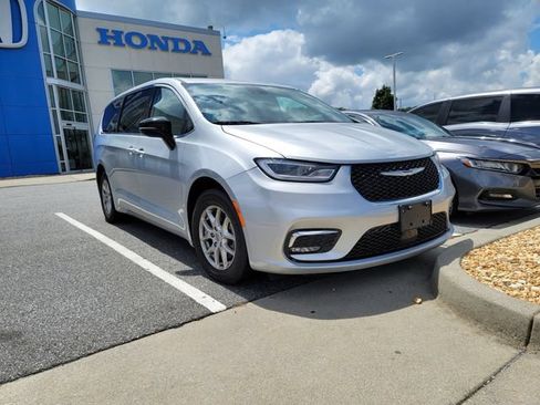 Used 2024 Chrysler Pacifica Touring-L FWD image 3