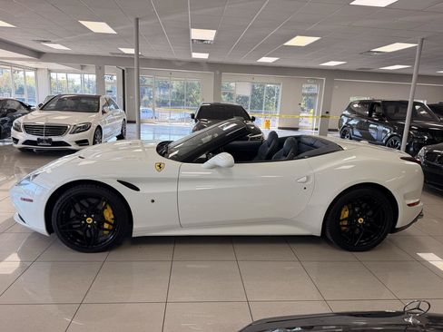 Used 2015 Ferrari California T RWD image 6