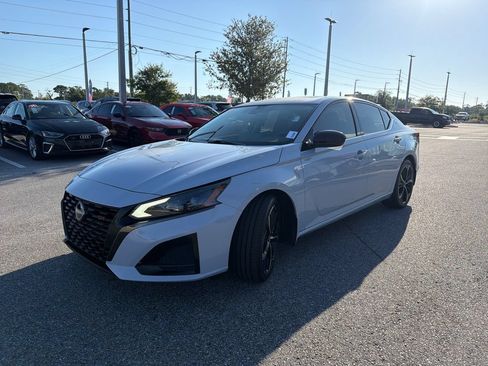 Used 2023 Nissan Altima 2.5 SR w/ SR Premium Package FWD image 3