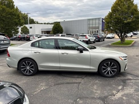 Used 2022 Volvo S60 B5 Momentum w/ Climate Package AWD/4WD image 7