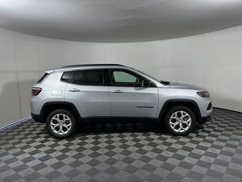 Used 2024 Jeep Compass Latitude AWD/4WD image 4