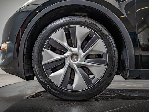 Used 2024 Tesla Model Y Long Range AWD/4WD image 10