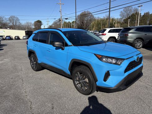 Used 2019 Toyota RAV4 LE image 3