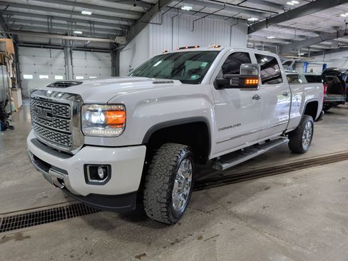 Used 2019 GMC Sierra 2500 Denali w/ Duramax Plus Package AWD/4WD image 6